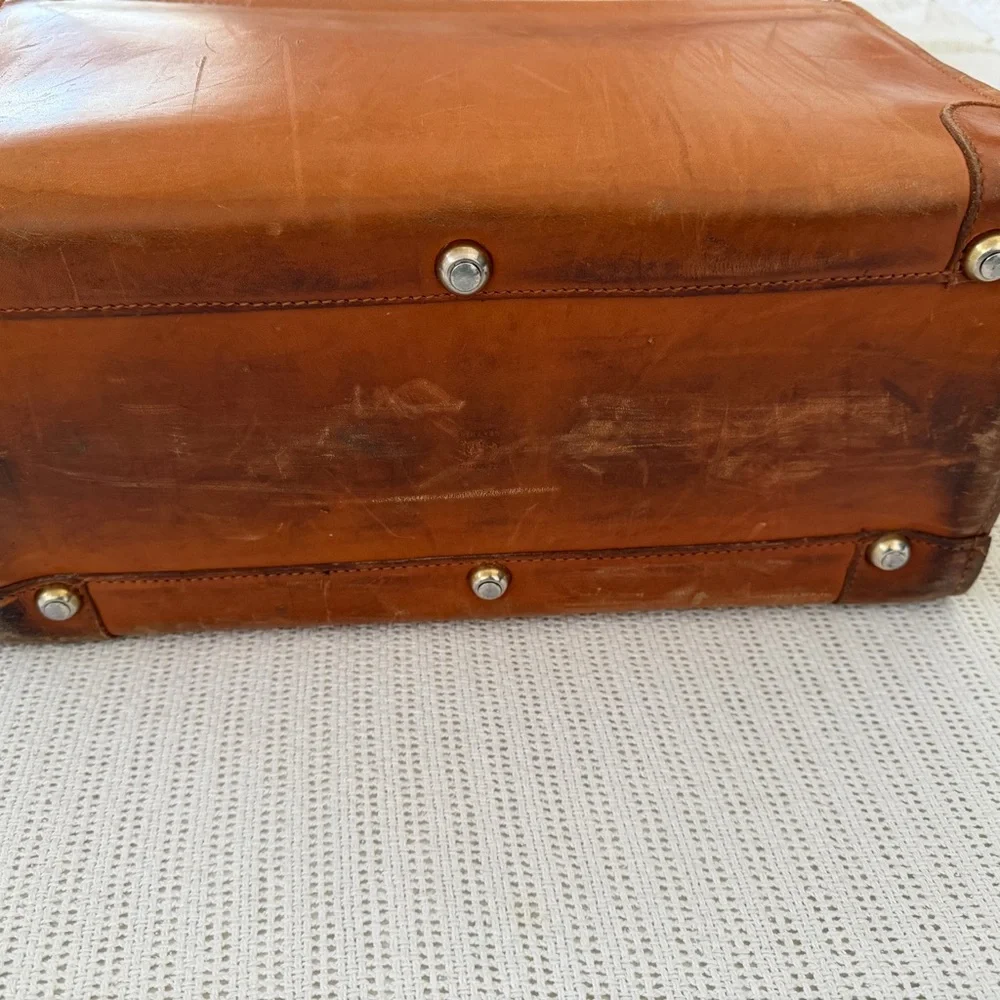 Elegant vintage pegasus Tan Leather suitcase